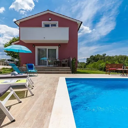 House For Max 9 Persons With Pool And Garden Vila