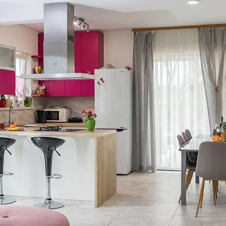 Villa House For Max 9 Persons With Pool And Garden