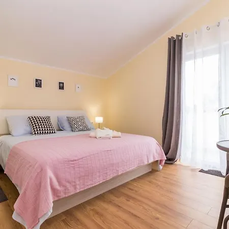 House For Max 9 Persons With Pool And Garden Vila Tinjan