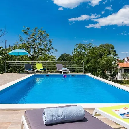 House For Max 9 Persons With Pool And Garden Vila Tinjan