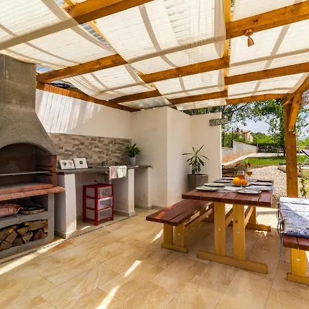 House For Max 9 Persons With Pool And Garden Vila *