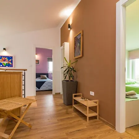 House For Max 9 Persons With Pool And Garden Vila *