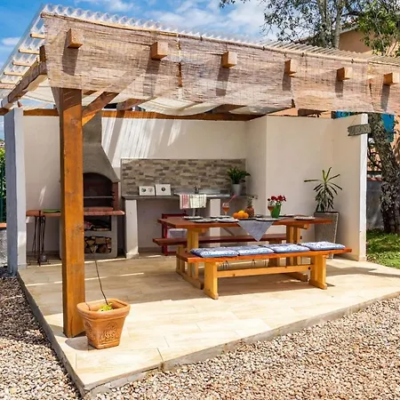 House For Max 9 Persons With Pool And Garden Tinjan