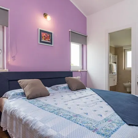 House For Max 9 Persons With Pool And Garden Vila *