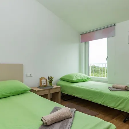 House For Max 9 Persons With Pool And Garden Vila