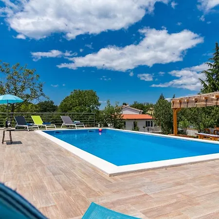 House For Max 9 Persons With Pool And Garden Vila *