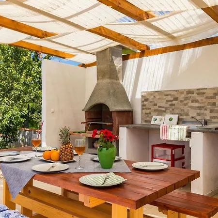 House For Max 9 Persons With Pool And Garden Vila Tinjan
