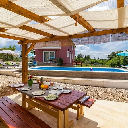 House For Max 9 Persons With Pool And Garden Vila