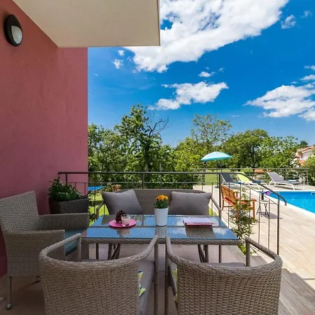 House For Max 9 Persons With Pool And Garden Vila *