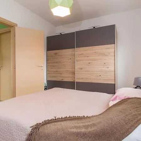 House For Max 9 Persons With Pool And Garden Villa Tinjan