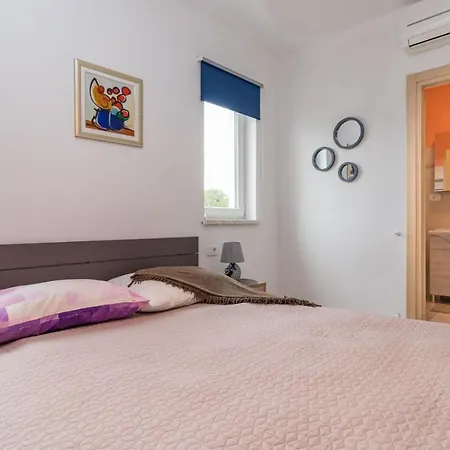 Villa House For Max 9 Persons With Pool And Garden