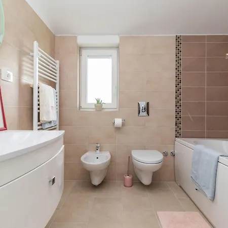 House For Max 9 Persons With Pool And Garden Tinjan
