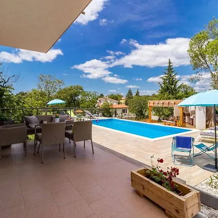 House For Max 9 Persons With Pool And Garden