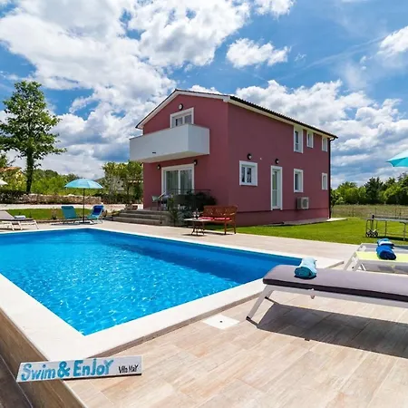 House For Max 9 Persons With Pool And Garden Villa Tinjan