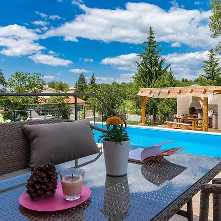 House For Max 9 Persons With Pool And Garden Tinjan
