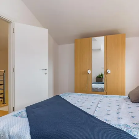 Villa House For Max 9 Persons With Pool And Garden
