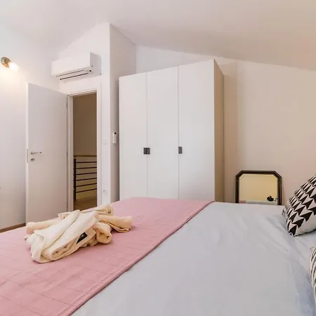 House For Max 9 Persons With Pool And Garden Tinjan